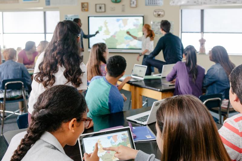 L’écran interactif remplace les vidéoprojecteurs dans les salles de classe et de formation